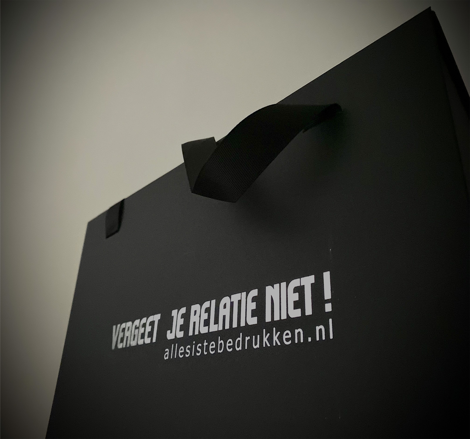 allesistebedrukken producten relatiegeschenken donker